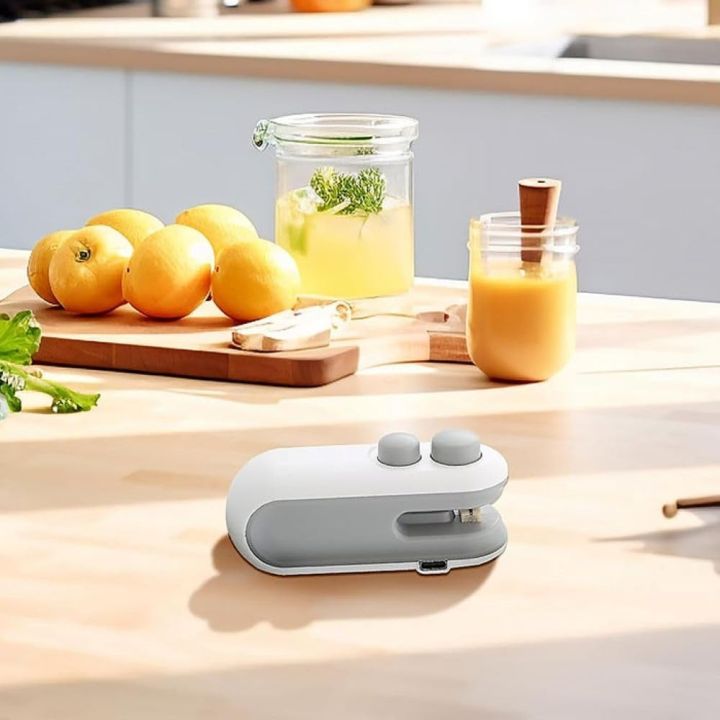 Portable%20Bag%20Sealer%20and%20Cutter%20with%20USB%20Charging,%202-in-1%20Heat%20Sealing%20and%20Cutting,%20for%20Food%20Storage%20and%20Snack%20Bags%20-%20Image%203