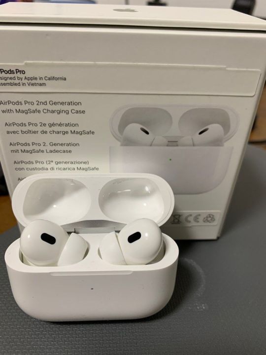 Apple_AirPods_Pro%20ANC%20MADE%20IN%20DUBAI%20Active%20Noise%20Reduction%20-%20Image%205