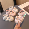 A piece of baby girl sandals 0 a 1-2 years old summer baby soft soled toddler girls princess flashing sandals. 