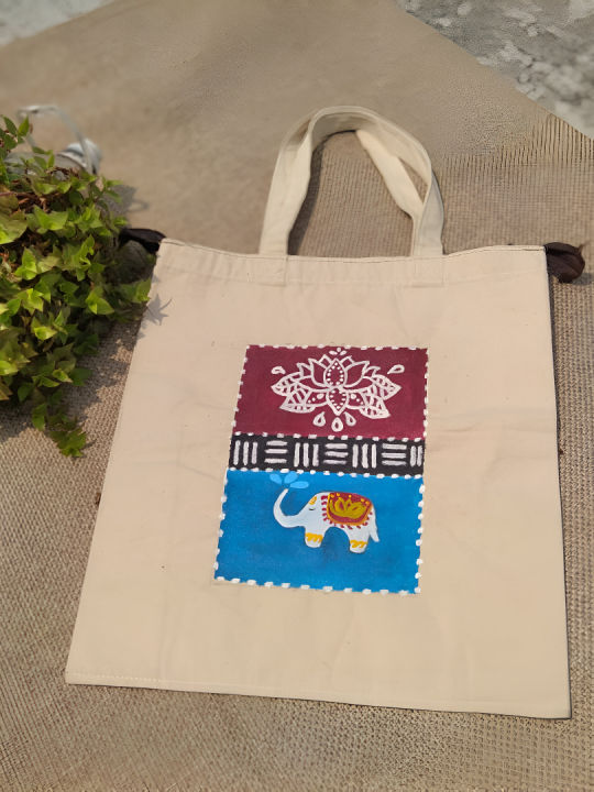 Trendy%20Hand-Art%20Canvas%20Tote%20Bag%20For%20Girls%20with%20Zipper%20%7C%20Eco-Friendly%20%7C%20Perfect%20for%20Shopping,%20College%20or%20University,%20and%20Daily%20Use%20%F0%9F%8C%BF%20-%20Image%202