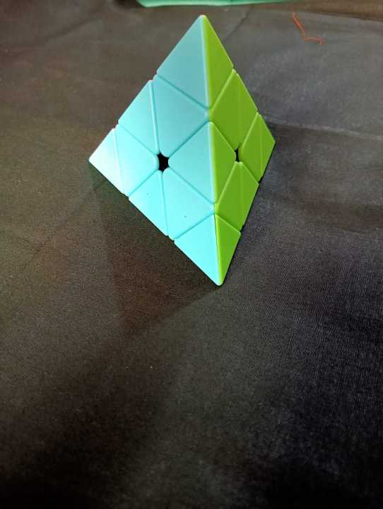 Pyramid%20Rubiks%20Magic%20Cube%20-%203%20Stage%20-%20Image%203