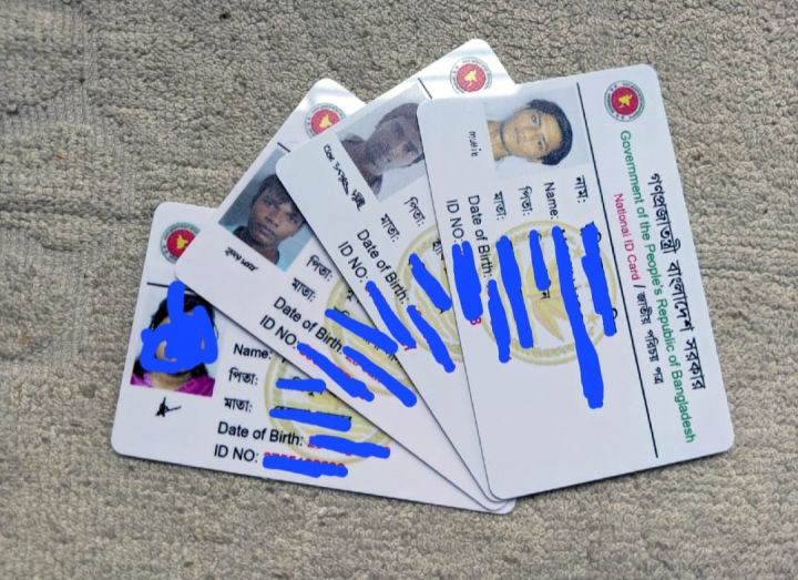 High-Quality%20PVC%20Card%20Holder%20with%20Lanyard%20-%20Elegant%20Plastic%20ID%20Card%20Wallet%20-%20Image%207
