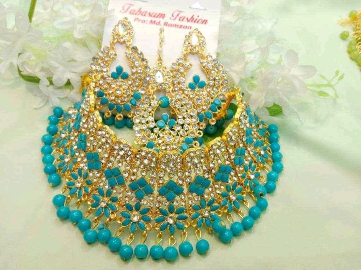 Indian%20Gold-Plated%20Wedding%20Necklace%20Set%20Thai%20Stone%20Choker%20with%20Earrings%20and%20Tikli%20-%20Image%206