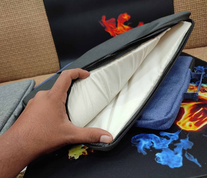 15.6%20inch%20Laptop%20Bag%20Minimalist%20Design%20for%20all%20Laptops%20-%20Image%203