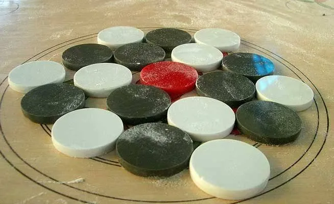 Carrom%20Coin%20Set%20with%20Striker%20-%20Image%207