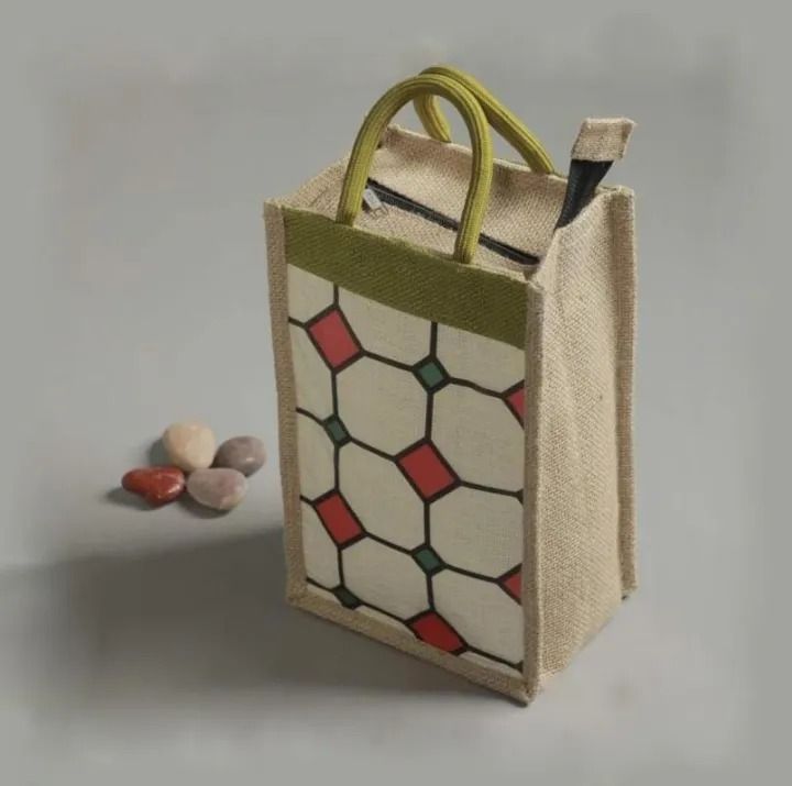 Eco%20friendly%20jute%20lunch%20box%20bag%20with%20cutomised%20design%20and%20reusable%20fabrics%20-%20Image%203