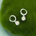 1Pair New Simple Cute Daisy Flower Pendant Stud Earrings For Women Girls Sweet Earrings Girl Wedding Party Jewelry Gift.