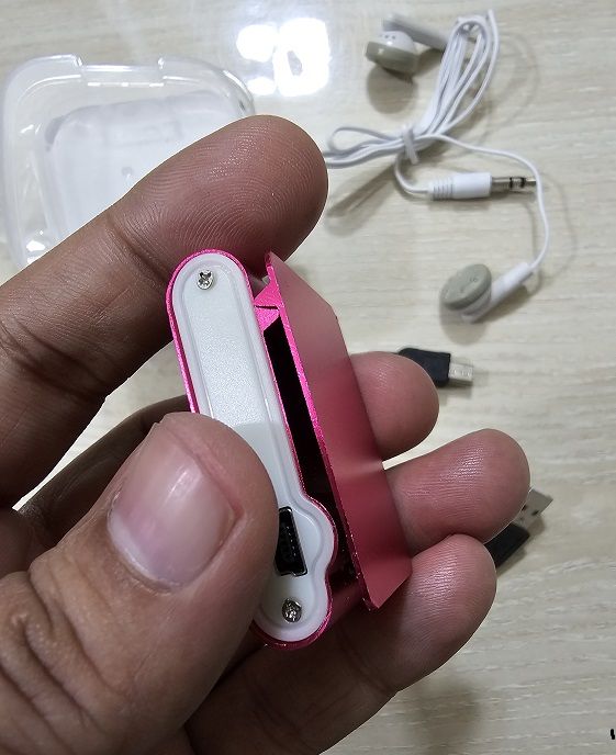 AR02%20Mini%20MP3%20Player%20With%20Display%20-%20Image%204