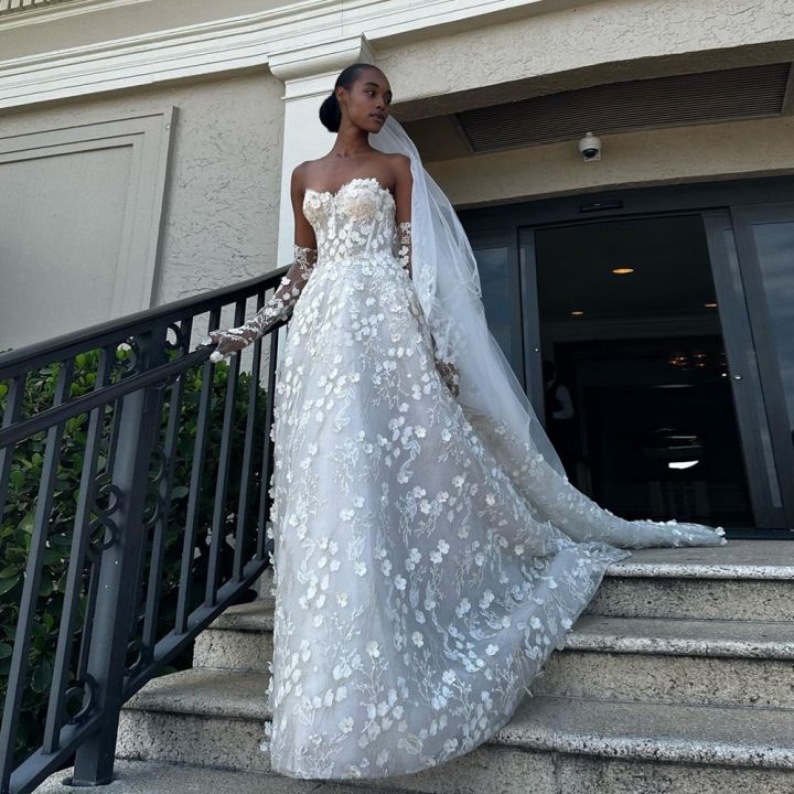 Demure 3D Flowers Lace Bridal Dresses Elegnt Strapless Appliques