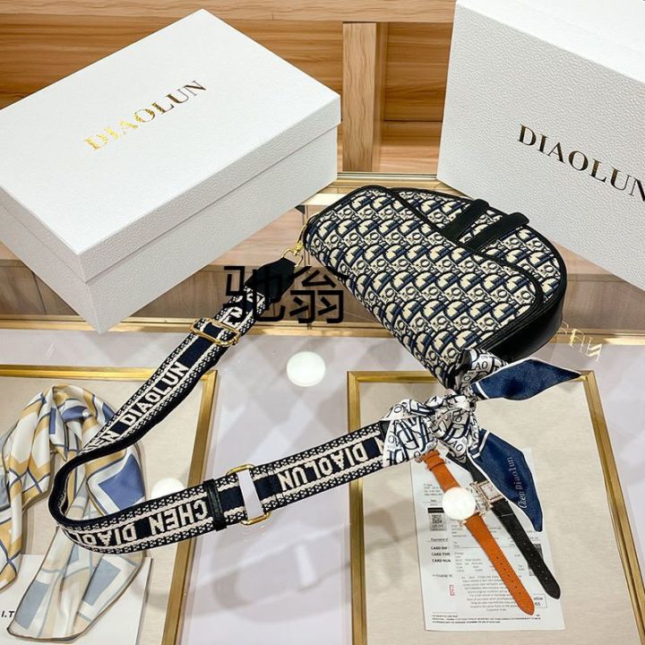WW5%20Light%20Luxury%20Premium%20Leather%20Women's%20Bag%202024%20New%20Spring%20Summer%20Fashion%20Embroidery%20Reading%20Saddle%20Bag%20One%20Shoulder%20Oblique%20-%20Image%204