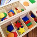 Montessori early childhood teaching aids, color and shape matching boxes, logical thinking training, coin operated cognitive puzzle toys for babies. 