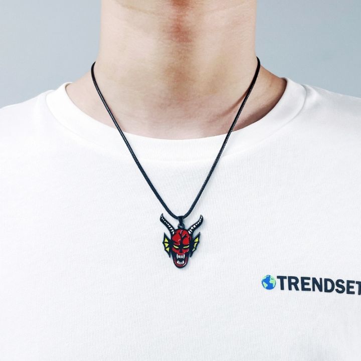 Horror%20Film%20Stranger%20Hellfire%20Club%20Necklace%20Eddie%20Munson%20Guitar%20Pick%20Pendant%20Necklaces%20for%20TV%20Drama%20Fans%20Friend%20Gift%20-%20Image%207