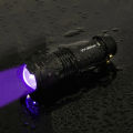 Mini led UV flashes 365/395nm ultraviolet torch zoomable violet light pet urine stains detector 28th hunting UV lamp. 