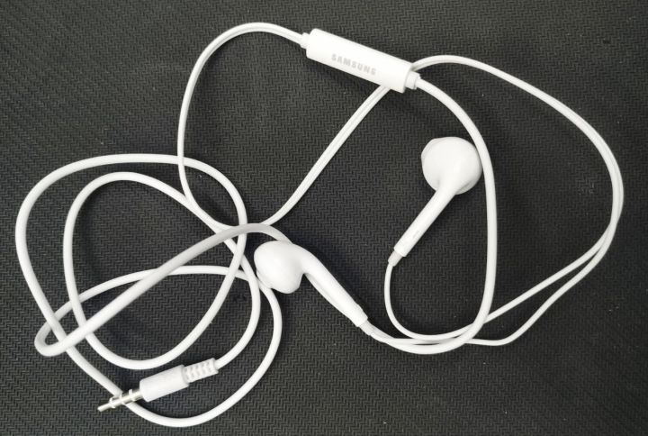 Long%20Cord%20Earphones%20:%20Samsung%20Long%20Cord%20Earbuds%20with%20Extensive%20Cable%20for%20PC%20&%20TVs,Headphones%20with%20Mic%20-%20Image%204