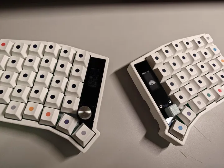 Sofle%20Split%20Keyboard%20Bluetooth%20Dual%20Mode%20Zmk%20Scheme%20Custom%20Rgb%20Hot%20Swap%20With%20View%20Directional%20Rocker%20Knob%20Screen%20Keyboard%20Gift%20-%20Image%206