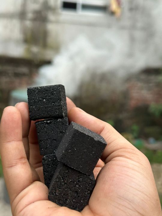 Premium%20100%25%20Coconut%20Charcoal,%2025mmX25mm,%20100%25%20Natural,%20No%20Smoke,%20No%20Chemical,%20No%20Spark%20-%20Image%204