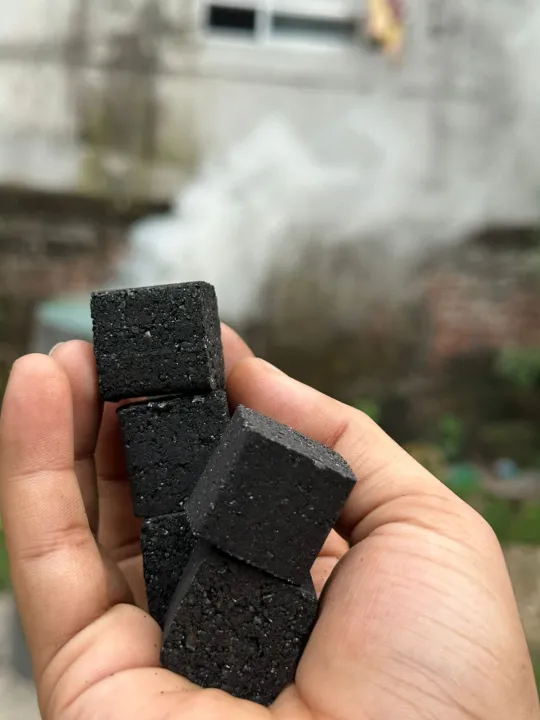 Premium%20100%25%20Coconut%20Charcoal,%2025mmX25mm,%20100%25%20Natural,%20No%20Smoke,%20No%20Chemical,%20No%20Spark%20-%20Image%204