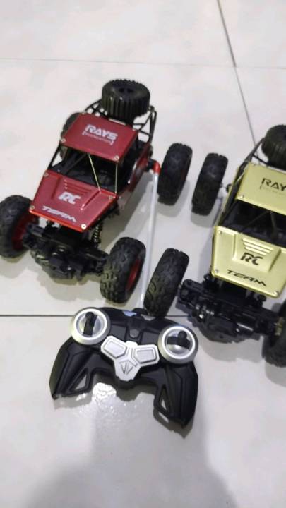 Have%20Off-Road%20Adventures%20with%20an%20R/C%20Car%20Rock%20Crawler%20-%20Rechargeable%20Alloy%20Monster%20Truck%20-%20Remote%20Control%20Car%201:18%20SF2029%20-%20Image%205