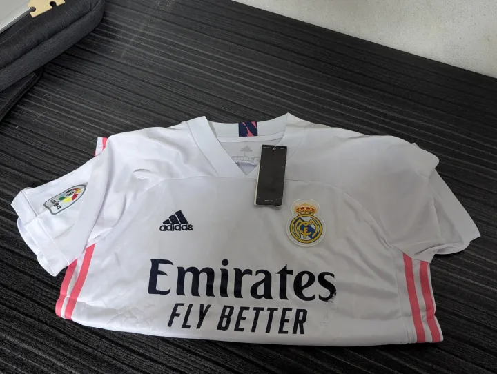 Real%20Madrid%2018/19%20Retro%20Kit%20%E2%80%93%20Echoes%20of%20Excellence%20-%20Image%203