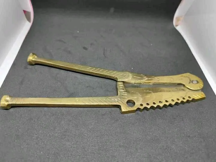 Dharti%20Golden%20Supari%20Cutter%20For%20Kitchen,%20Brass%20Made%20Betel%20Nut%20Cutter%20Pitol%20Supari%20Sorota%20Golden%20Color%20-7%20inches%20-%20Image%202