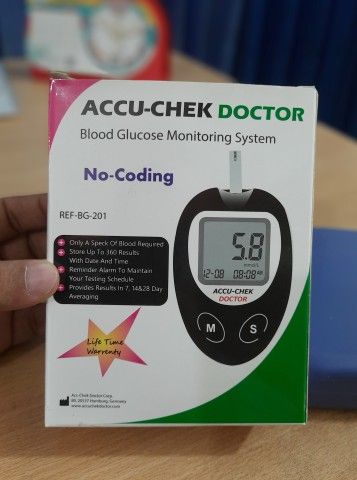 Accu%20Chek%20Doctor%20Instants%20Blood%20Glucose%20Monitor%20digital%20meter%20Machine%20-%20Image%204
