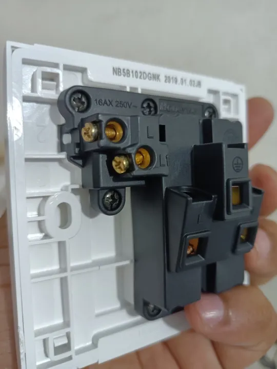 Honeywell%20LONON%2016A%205%20Pin%20Multi%20Function%20Combined%20Universal%20Socket%20with%20Switch%20Premium%20Caliber%20Five%205Pin%20-%20Image%203