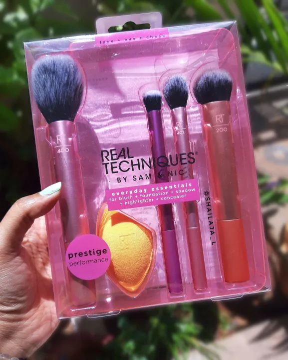 Real%20Techniques%20Artist%20Essentials%20Set%20-%20Image%202