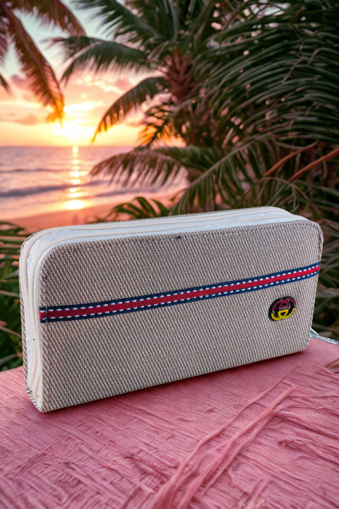 The%20Only%20Wallet%20You%20Need%20for%20a%20Pop%20of%20Color%20-%20Image%203