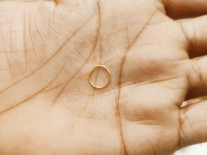 Golden%20Noth%20Type%20Nose%20Pin%20For%20Women%20And%20fashionable%20Girls%20Simple%20.%20Nose%20Ring%20,%20Wedding,Fashion,Partywear.%20Model:PE1.%20-%20Image%207