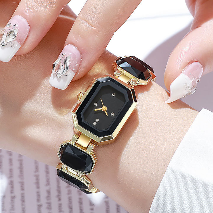 Alloy%20Case%20&%20Mineral%20Glass%20Minimalist%20Quartz%20Wristwatch%20for%20Women%20%E2%80%93%20All%20Season%20Elegant%20Ladies%20Watch%20for%20Daily%20Wear%20-%20Image%204