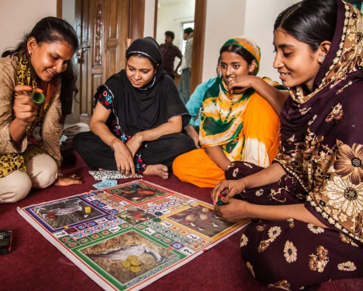 ludo%20board%20,normal%20size%2045"cm%20length%20%2045"width%20with%2016%20dice%20-%20Image%202