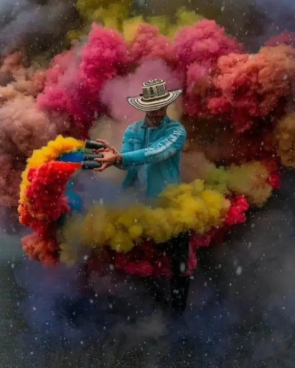 Colour%20Smoke/Colour%20smoke-1pc%20for%20party%20and%20photoshoot%20-%20Image%202