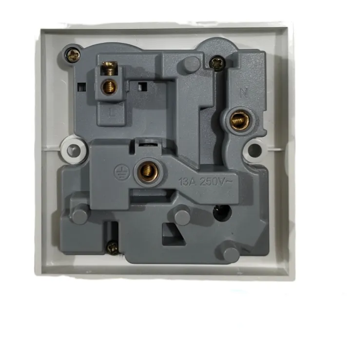 Circle%206%20Pin%20Socket%2013A%20With%20Switch%20-%20Image%204