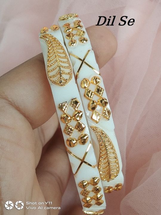 Uniqe%20and%20Gorgious%20Golden%20Metal%20Leaf%20designed%20Works%20Plastic%20Shakha%20Pola%20Bangles.%20It's%20for%20Women%20White%20,%20Party%20,%20Wedding%20,%20Anniversary%20,%20Durga%20Puja%20&%20All%20Time%20Use.%20-%20Image%208