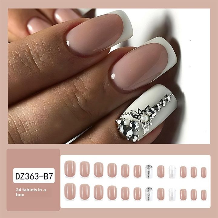 Elegant%20Press-On%20Artificial%20Nails%20Set%20with%20Glitter%20and%20Gradient%20Design%20-%2024%20Pcs%20in%20Premium%20Box%20-%20Image%204