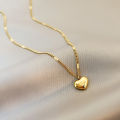 Light luxury love love titanium steel necklace women's versatile new clavicle chain plated 18K gold simple temperament peach heart necklace.