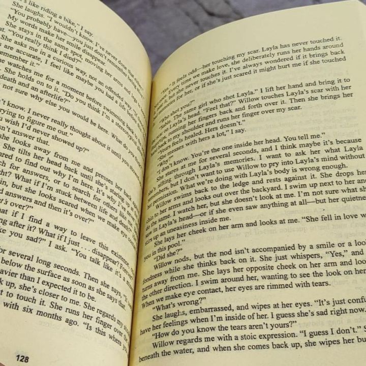 2%20books%20set%20(%20it%20Ends%20with%20Us%20,%20It%20Starts%20With%20Us%20)%20by%20Colleen%20Hoover%20-%20Image%203