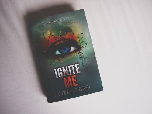 Ignite%20Me%20(Shatter%20Me%20#3)%20by%20Tahereh%20Mafi%20(Premium%20Paper%20and%20Matte%20Covers)%20-%20Image%206