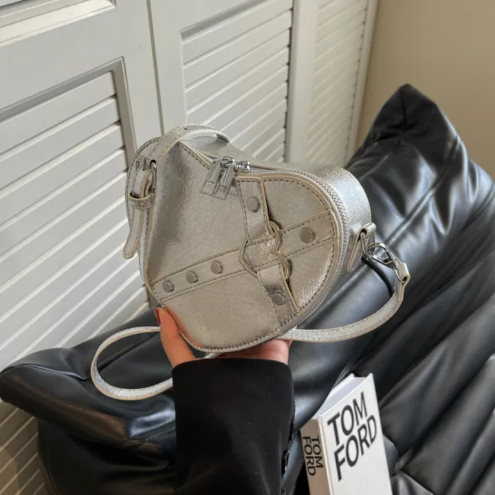 Y2K%20Heart-shaped%20Crossbody%20Bag%20Zip%20Closure%20Rivet%20Detail%20Vintage%20Love%20Shoulder%20Bag%20PU%20Leather%20Heart%20Purse%20for%20Evening%20Wear%20Casual%20Outing%20Trendy%20Accessory%20Women's%20Fashion%20Gift%20Item%20-%20Image%202