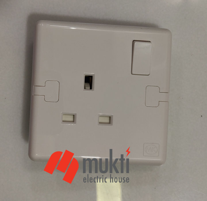 MK%20Made%20in%20Singapore%20ECORE%2013A%203%20Pin%20Flat%201%20Gang%20Socket%20with%20Switch%20Three%203Pin%20-%20Image%205