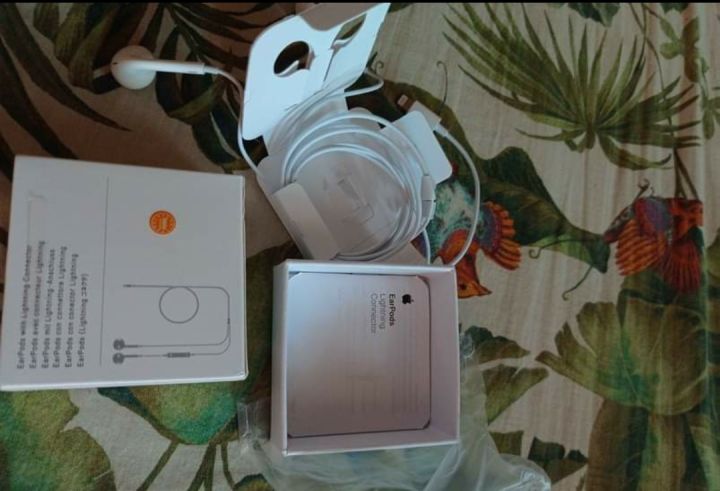 Apple%20Lightning%20Earbuds/in-Ear%20Wired%20Earphones/with%20Remote%20.%20Control%20/For%20iPhone%2011%20X%20Max%20XR%207%208%20Plus%20-%20Image%204