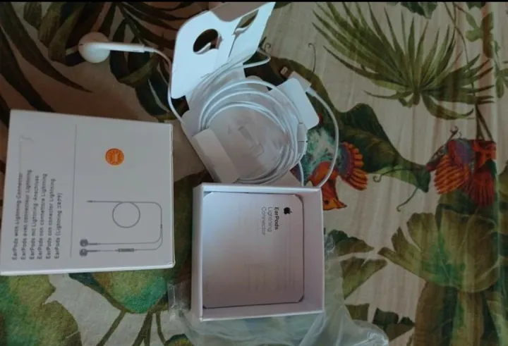 Apple%20Lightning%20Earbuds/in-Ear%20Wired%20Earphones/with%20Remote%20.%20Control%20/For%20iPhone%2011%20X%20Max%20XR%207%208%20Plus%20-%20Image%204