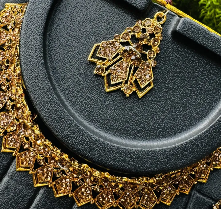 Dull%20gold%20color%20chocker%20necklace%20with%20one%20pair%20earring%20and%20one%20nalal%20theli%20with%20gold%20stone%20for%20girl%20and%20women%20-%20Image%205