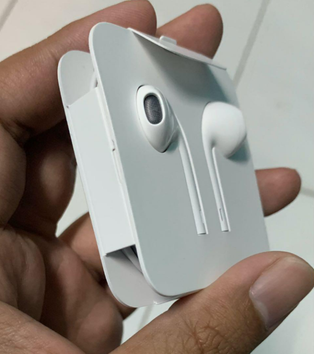 Apple%20EarPods%20Headphones%20with%20Lightning%20Connector,%20Wired%20Ear%20Buds%20for%20iPhone%20with%20Built-in%20Remote%20to%20Control%20Music,%20Phone%20Calls,%20and%20Volume%20-%20Image%203