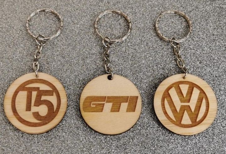 Personalized%20Wooden%20Key%20Tags:%20Key%20Chain%20and%20Key%20Ring%20with%20Custom%20Engraving.%20-%20Image%204