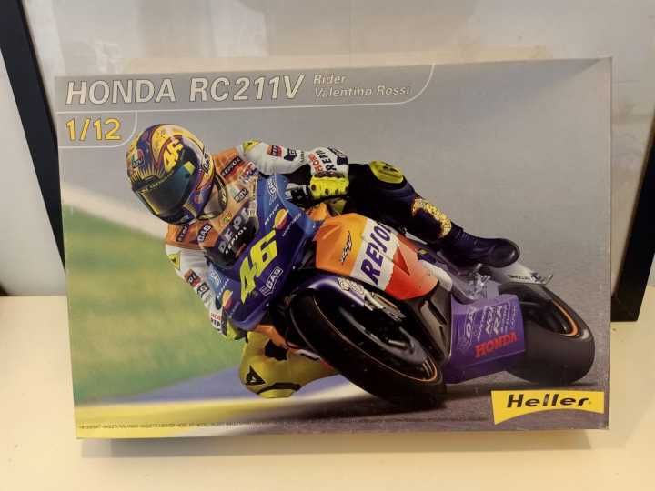 Honda Repsol 2002 RC211V 990 cc Valentino Rossi 46 Moto Kit 1/12 Heller