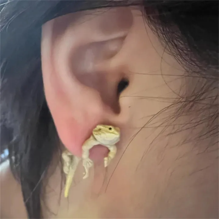 Miniature%20size%20Lizard%20ear%20studs%20Colorful%20enamel%20Reptile%20enthusiasts%20Beautifully%20crafted%20Sterling%20for%20Reptile-themed%20events%20wear%20Statement%20jewelry%20-%20Image%207