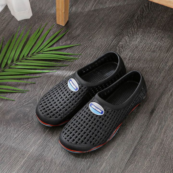 Hole Shoes Men's Breathable Non-Slip Beach Shoes Closed Toe Summer Waterproof Plastic Soft Bottom Casual Lazy Sandals Korean Style