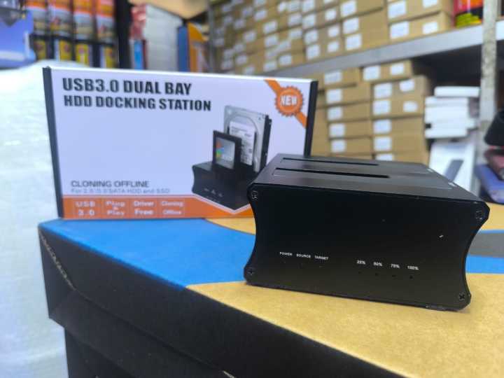 Dual%20Bay%20USB%203.0%20Hard%20Drive%20Docking%20Station%20with%20Offline%20One-Click%20Clone%20%7C%202.5%E2%80%9D%20/%203.5%E2%80%9D%20SATA%20HDD%20&%20SSD%20Support%20%7C%20No%20PC%20Required%20-%20Image%202