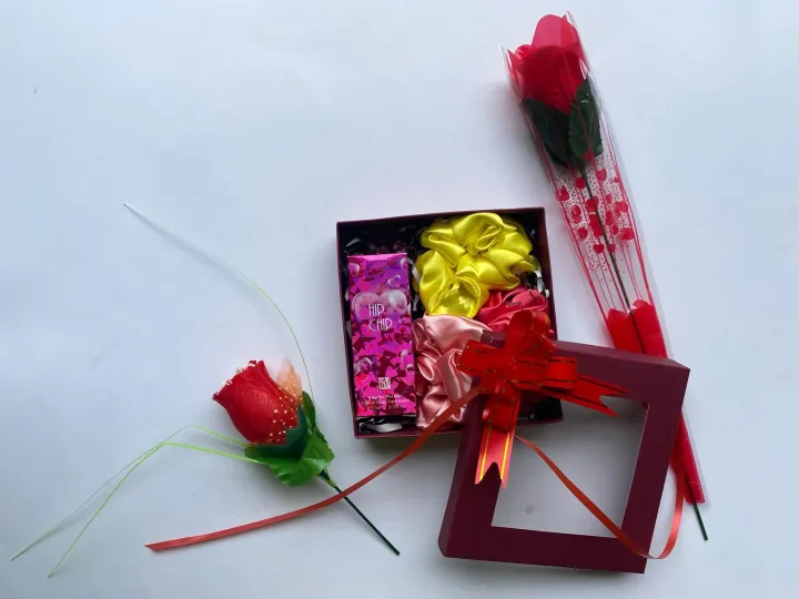 Gift%20Box%20Women's%20Valentines%20Day%20Gift%20Pack%20for%20Girlfriend%20Wife%20Fiance%20Mother%20Sister%20Beautiful%20Basket%206pcs%20Lady's%20Items%20Decorated%20Gift%20Box%20Rose%20Flower,%20Perfume,%203%20Scrunchies,%20Free%20Lolipop%20Customized%20Valentine,%20Birthday,%20Anniversary%20Gift%20-%20Image%202